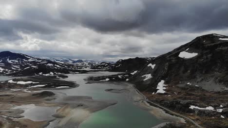 Imágenes-De-Drones-De-4k-Del-Hermoso-Lago-De-Montaña-En-El-Parque-Nacional-De-Jotunheimen