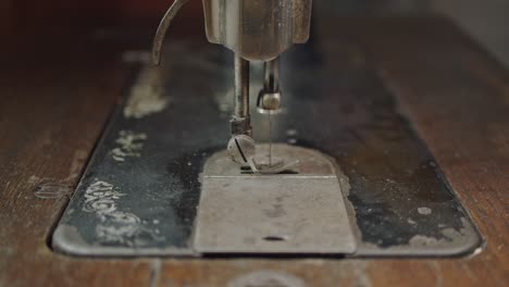 Vintage-Singer-Sewing-Machine-Moving-Needle-Close-Up