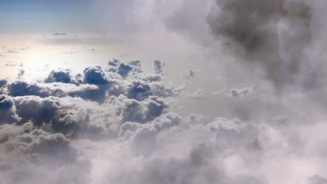 Vuelo-En-Bucle-A-Través-De-Las-Nubes-Durante-El-Día