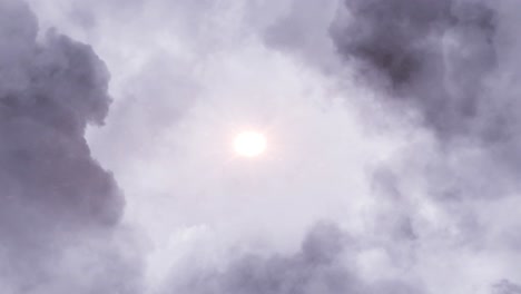 Schleifenflug-Durch-Wolken-Bei-Sonnenschein