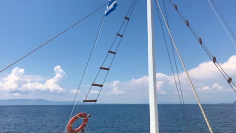 Vista-Frontal-Del-Velero-En-El-Mar-Mediterráneo-Azul-En-Sithonia,-Grecia-En-4k