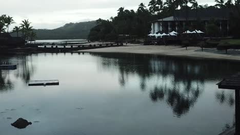 Drone-Volando-Hacia-Fiji-Beach-Hotel-The-Warwick-Al-Amanecer