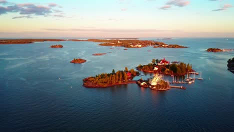Aerial-panning-shot-of-the-small-islands-in-the-Gulf-of-Finland-off-the-coast-of-Helsinki,-Finland