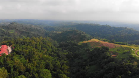 Umgekehrte-Luftenthüllung-Einer-Atemberaubenden-Berglandschaft-In-Nasugbu,-Batangas