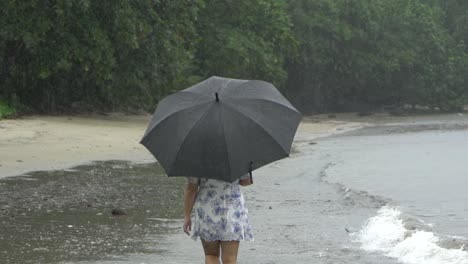 Regen-Am-Strand-Zeitlupe-Mädchen-Mit-Regenschirm