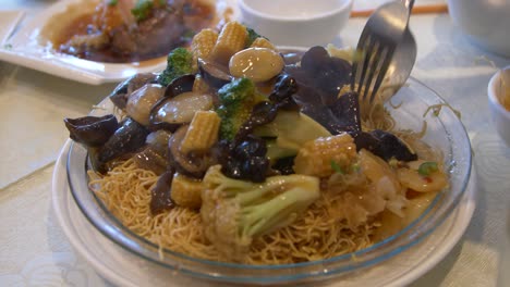 Gente-Comiendo-Un-Plato-De-Fideos-Chinos-Chow-Mein