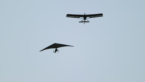 Hang-glider-towed-by-airplane,-blue-sky-tandem-hang-gliding