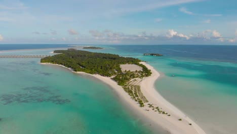 Drohnenflug-über-Eine-Abgelegene-Insel-Auf-Den-Exotischen-Malediven