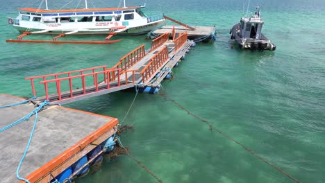 Touristenboot-Verankert-Auf-Dem-Blauen-Ozean-In-Der-Nähe-Des-Schwimmdocks-In-Puerto-Princesa,-Palawan,-Philippinen