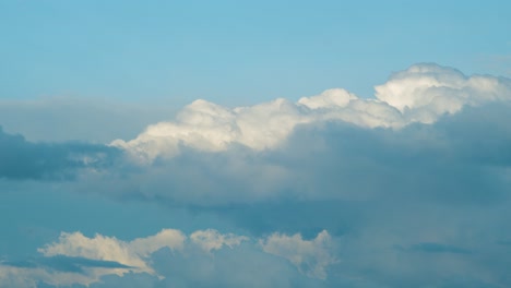 Nubes-De-Lluvia-Cumulus-Stratocumulus-Lapso-De-Tiempo-Sobre-Campos-De-Campo