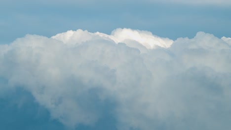 Nubes-De-Lluvia-Cumulus-Stratocumulus-Lapso-De-Tiempo-Sobre-Campos-De-Campo