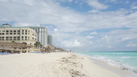 Playa-Caribeña-Vacía-Con-Resorts-Y-Olas-Tranquilas
