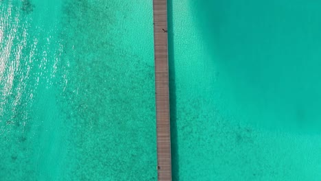 Fliegen-über-Exotische-Tropische-Schmale-Anlegestelle-Auf-Den-Malediven-Mitten-Im-Indischen-Ozean