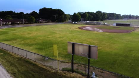 Drohnenaufnahmen-über-Einem-High-School-Baseball-Diamanten
