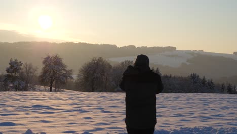 Ein-Fotograf-Fotografiert-Einen-Wunderschönen-Sonnenuntergang-In-Einem-Winterwonderland-In-Oberösterreich