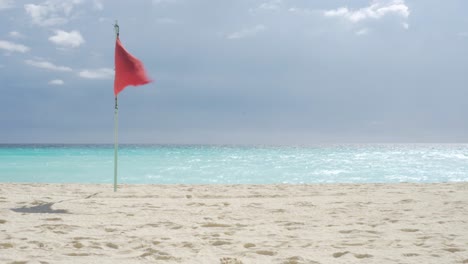 Rote-Fahne-Am-Strand-Von-Cancun