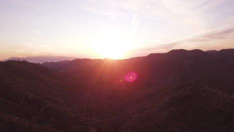 Erstaunlicher-Sonnenuntergang-über-Delamar-Mountain,-Big-Bear-Lake-Kalifornien,-Luftabzug