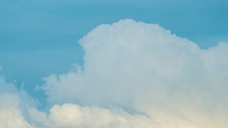 Regenwolken-Cumulus-Stratocumulus-Zeitraffer-über-Landschaftsfelder