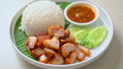 Gebratener-Schweinebauch-Mit-Reis-Mit-Scharfer-Sauce-Nach-Asiatischer-Art