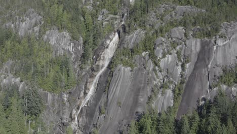 Ruhige-Atemberaubende-Atemberaubende-Lufthaltung-Nah-Oben-An-Der-Bergseite-Von-Eisrauschenden-Wasserfällen,-Die-Im-Sommer-Von-Den-Klippenbedeckten-Bäumen-Der-Shannon-fälle-Herunterfallen
