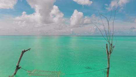 Netzschaukel-Auf-Den-Malediven-Im-Meer-Versunken