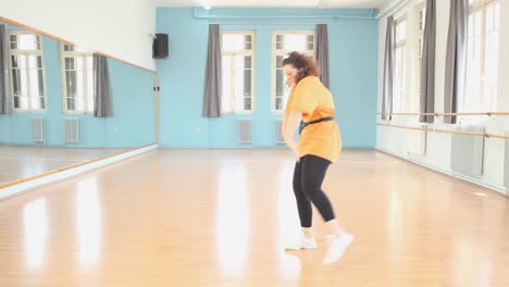 Junge-Brünette-Tänzerin-übt-Ihre-Tanzbewegungen-Im-Studio