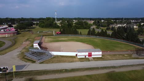 Aufnahmen,-Die-über-Ein-Baseballfeld-Einer-örtlichen-Schule-Fliegen