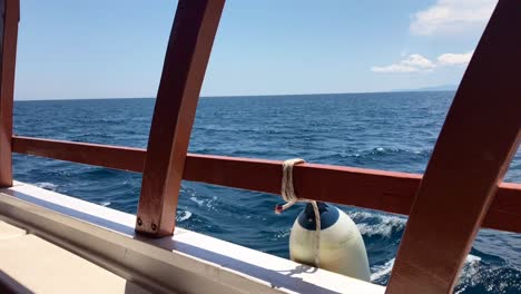 Breitseitenansicht-Des-Segelboots-Auf-Dem-Mittelmeer-Beim-Segeln-In-Tiefen-Gewässern-In-Sithonia,-Griechenland-In-4k