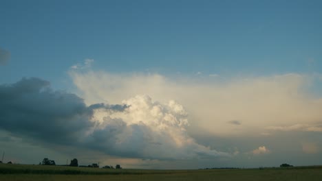 Regenwolken-Cumulus-Stratocumulus-Zeitraffer-über-Landschaftsfelder-Im-Reinen-Sonnenuntergangslicht