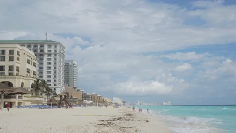 Wunderschöner-Strand-Von-Cancun-Mit-Resorts-Und-Ruhigen-Meereswellen