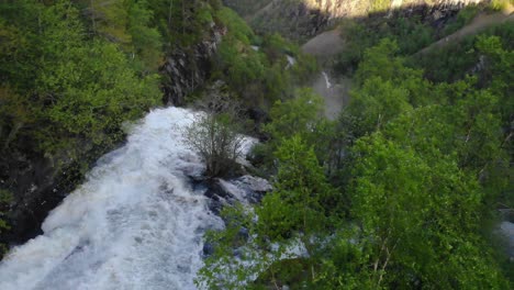 Skærvsfossen-Wasserfall.-Norwegen.-Drohne-4k-Aufnahmen