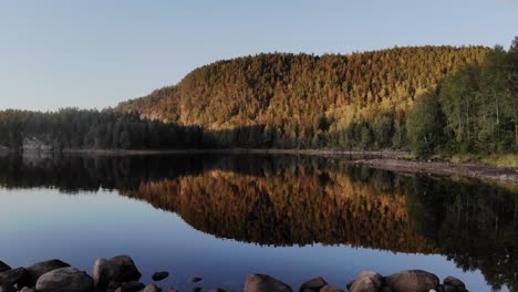 Tranquilo-Lago-De-Montaña-En-Telemark,-Noruega