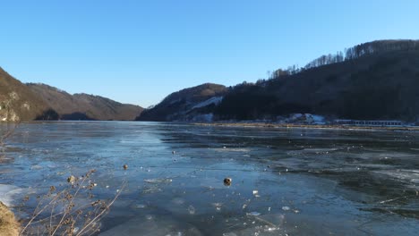 Eisschmelze-Auf-Der-Donau