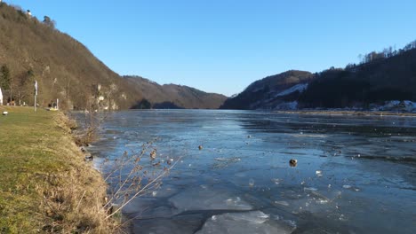 Eisschmelze-Auf-Der-Donau