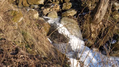 Kleiner-Bach-Fließt-Im-Frühjahr-Einen-Kleinen-Wasserfall-Hinunter