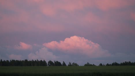 Regenwolken-Cumulus-Stratocumulus-Zeitraffer-über-Landschaftsfelder-Im-Reinen-Sonnenuntergangslicht