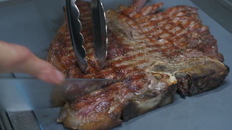 Close-up-of-slicing-a-barbecued-pork-chop-steak