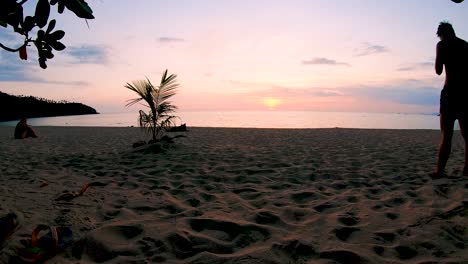 Herrlicher-Sonnenuntergang-Am-Mae-Haad-Beach-In-Koh-Phangan,-Thailand---Wunderschöne-Landschaft---Zeitraffer