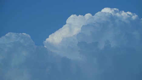 Ein-Zeitraffer-Von-Geschwollenen-Weißen-Wolken,-Die-Vorbeiziehen-Und-Sich-Schnell-Verwandeln
