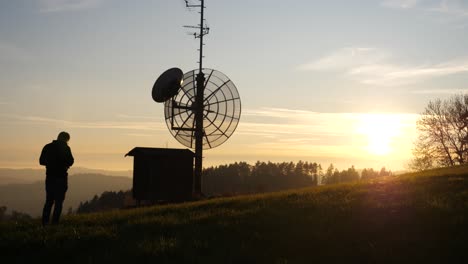 Fotograf,-Der-Wunderschöne-Sonnenuntergangsbilder-Hinter-Einem-Sendemast-Macht