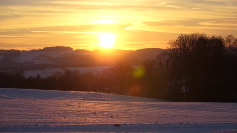 Atemberaubender-Orangefarbener-Sonnenuntergang-Mit-Einer-Wunderbaren-Winterlandschaft-In-Oberösterreich