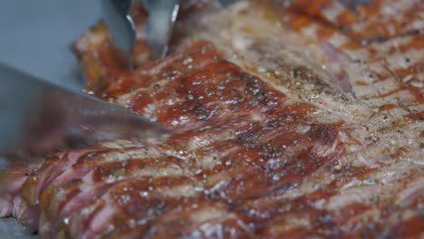Nahaufnahme-Des-Aufschneidens-Eines-Saftigen-Schweinesteaks-Frisch-Vom-Grill
