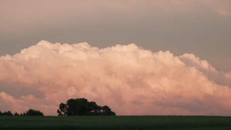 Nubes-De-Lluvia-Cumulus-Stratocumulus-Time-Lapse-Sobre-Campos-De-Campo-En-Pura-Luz-Del-Atardecer