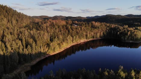 Mountsin-Lske-En-Telemark,-Noruega.-Imágenes-De-Drones-De-4k