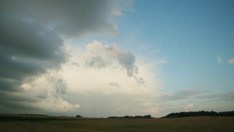 Regenwolken-Cumulus-Stratocumulus-Zeitraffer-über-Landschaftsfelder