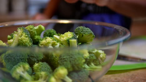 Preparando-Un-Tazón-De-Brócoli-Para-Una-Comida-O-Un-Refrigerio---Cámara-Lenta-Aislada