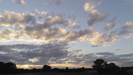 Silhouettenlandschaft-Mit-Hintergrundbeleuchtung,-Schöner-Sonnenuntergang,-Kumulus-Stratus-Wolken-Am-Horizont,-Luftpanorama