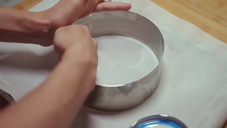 Mujer-Engrasando-Pan-Circular-Con-Aceite-De-Cocina