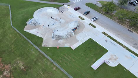 Drone-Volando-Lejos-Del-Skate-Park-En-Heritage-Park