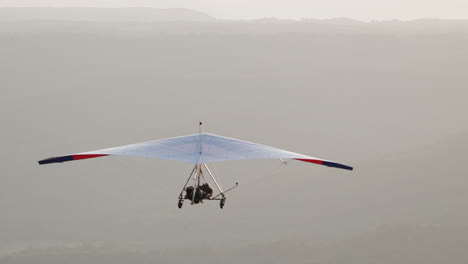 Hang-Glider-fly-away-from-camera-telephoto